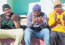 नैनीताल जिले में सूरज ढलते तीन भाइयों को कुछ नही दिखता, 1500 रुपए में कैसे चलेगा परिवार (देखें वीडयो )