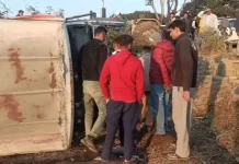 कालाढूंगी-रामनगर मार्ग पर बड़ा हादसा: ओवरटेक के चक्कर में पलटी यात्री बस, कई घायल