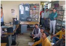 अल्मोड़ा में पेयजल आपूर्ति ठीक करने के लिए उक्रांद नेताओं ने जल संस्थान कार्यालय में धरना प्रदर्शन किया।