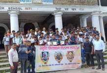 शाह परिवार ने निर्धन छात्रों को गणवेश वितरित किया