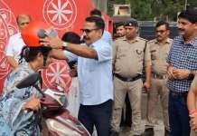 हल्द्वानी में सड़क हादसों पर लगाम लगाने के लिए खुद सड़क पर उतरे DM, बिना हेलमेट चालकों को रोकर बांटे हेलमेट, रॉन्ग साइड वाहन चलाने वालों पर BNS के तहत होगी सख्त कार्रवाई