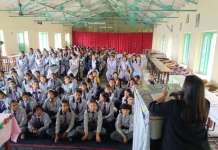 जिला विधिक सेवा प्राधिकरण की सचिव अनामिका सिंह ने स्कूली बच्चों को कानूनी जानकारी दी।