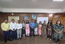 उत्कृष्ट राजकीय कार्य करने पर जिलाधिकारी ने अधिकारियों को सम्मानित किया।